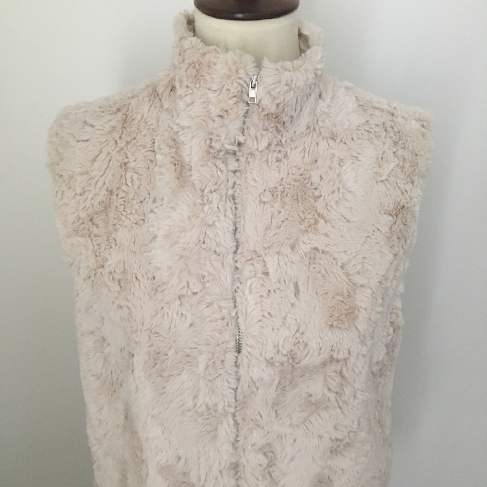 *Like New* Faux Fur Zip-up Vest